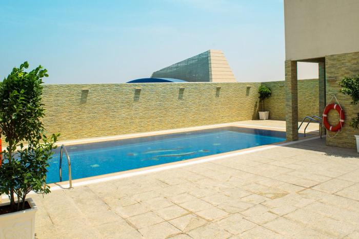 strato hotel by warwick