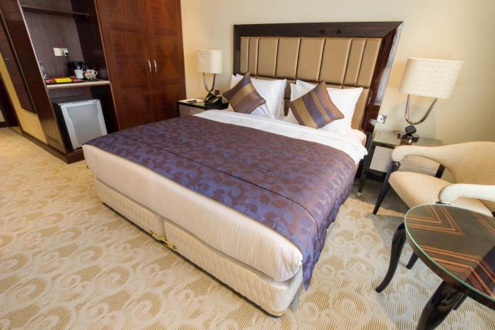 strato hotel by warwick