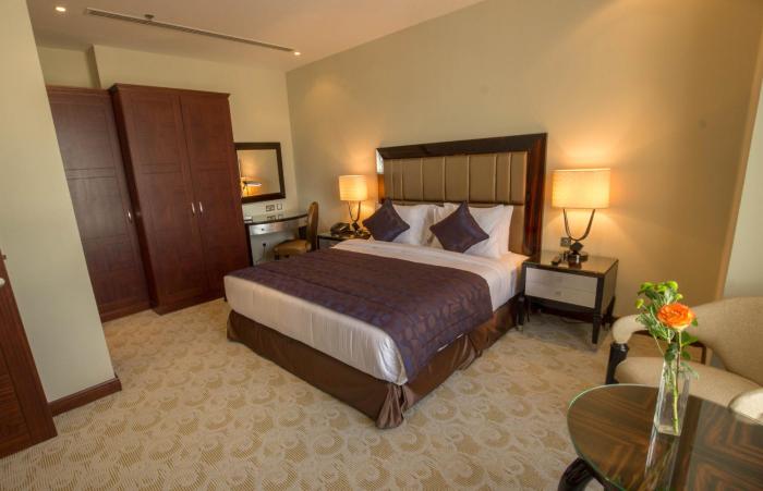 strato hotel by warwick