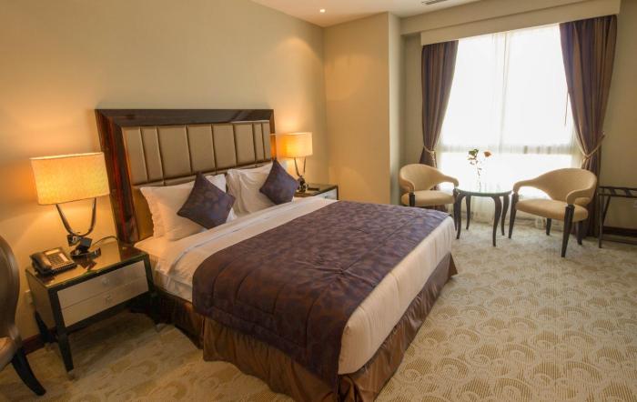 strato hotel by warwick