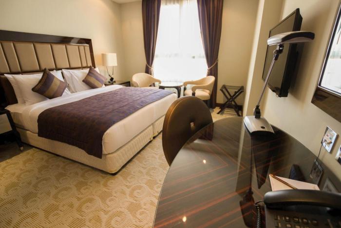 strato hotel by warwick