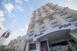 strato hotel by warwick