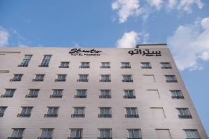 strato hotel by warwick