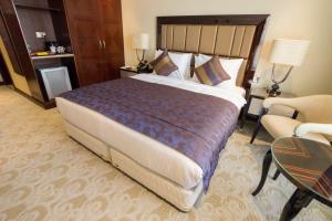 strato hotel by warwick