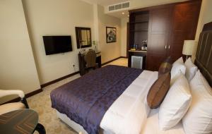 strato hotel by warwick