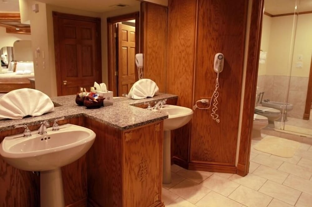 sybaris pool suites mequon