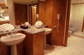 sybaris pool suites mequon
