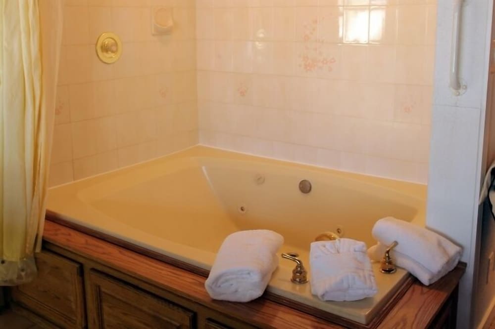 sybaris pool suites mequon