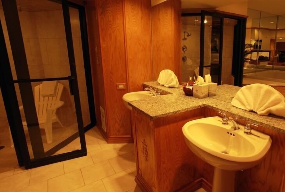 sybaris pool suites mequon