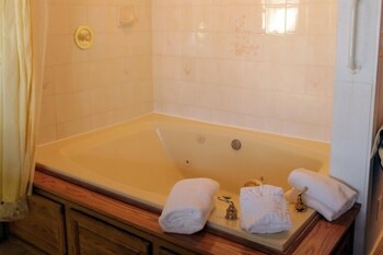 sybaris pool suites mequon