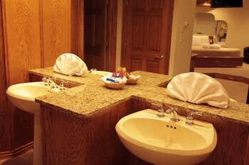 sybaris pool suites mequon