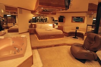 sybaris pool suites mequon