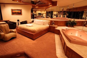 sybaris pool suites mequon