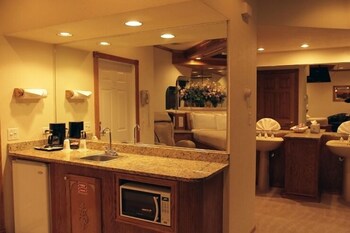 sybaris pool suites mequon