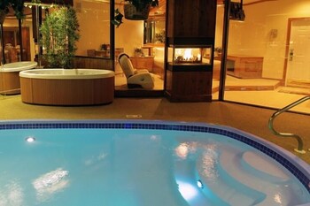 sybaris pool suites mequon