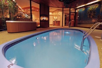 sybaris pool suites mequon
