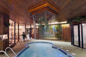 Sybaris Pool Suites Mequon,Elm Grove>>Brown Deer,3 star