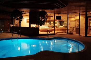 sybaris pool suites mequon
