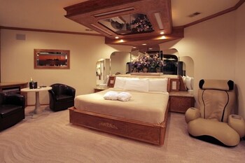 sybaris pool suites mequon