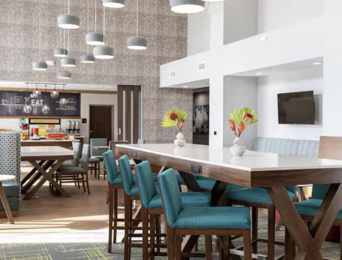 hampton inn and suites cadillac
