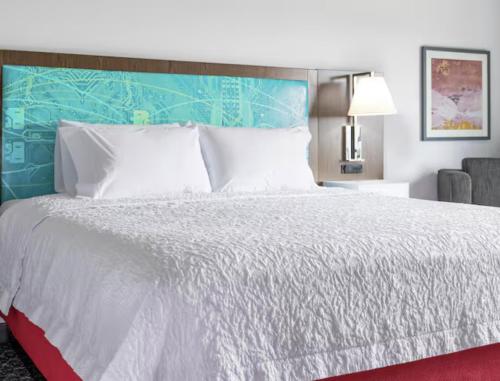 hampton inn and suites cadillac