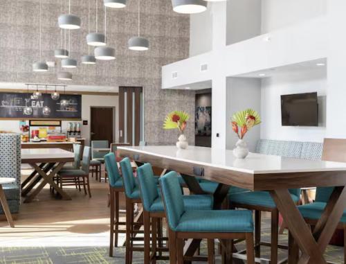 hampton inn and suites cadillac