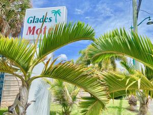 glades motel naples