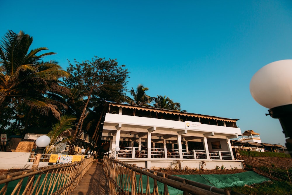 Sunset Waves Resort,Mandrem Beach,3 star