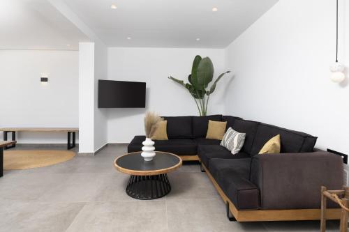 acro caldo suites