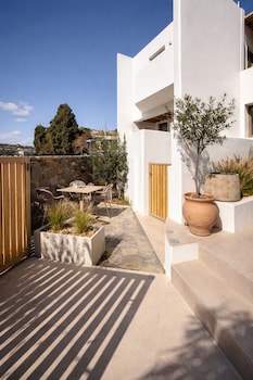 reya suites