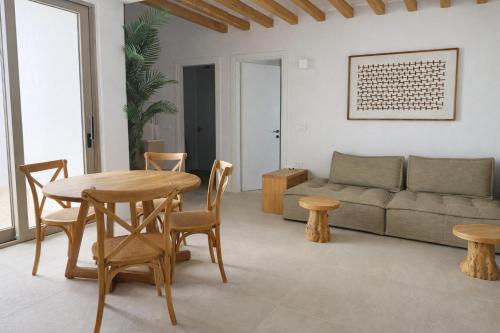 reya suites