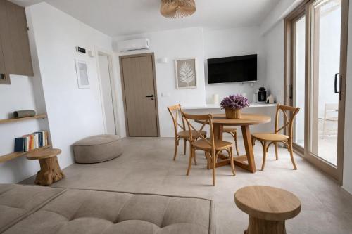 reya suites