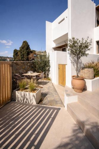 reya suites