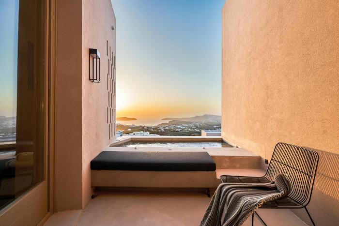 enorme eos santorini