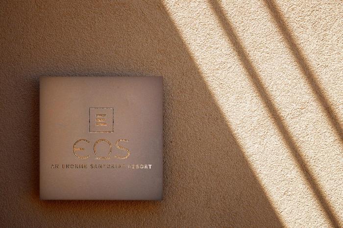 enorme eos santorini