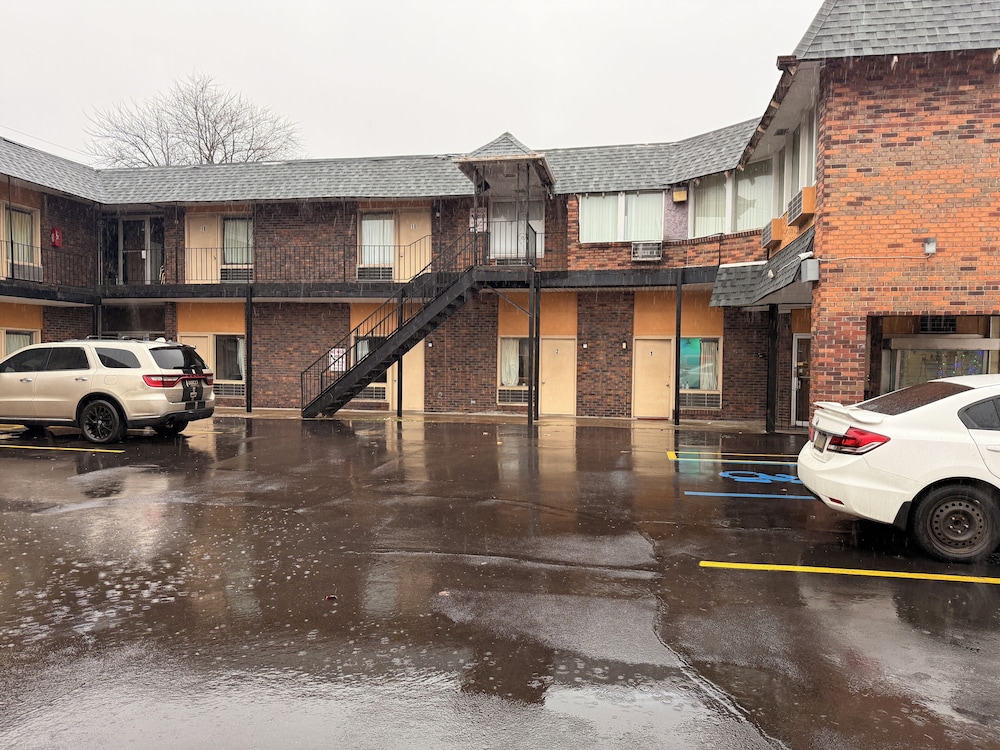 the queen b motel detroit warren