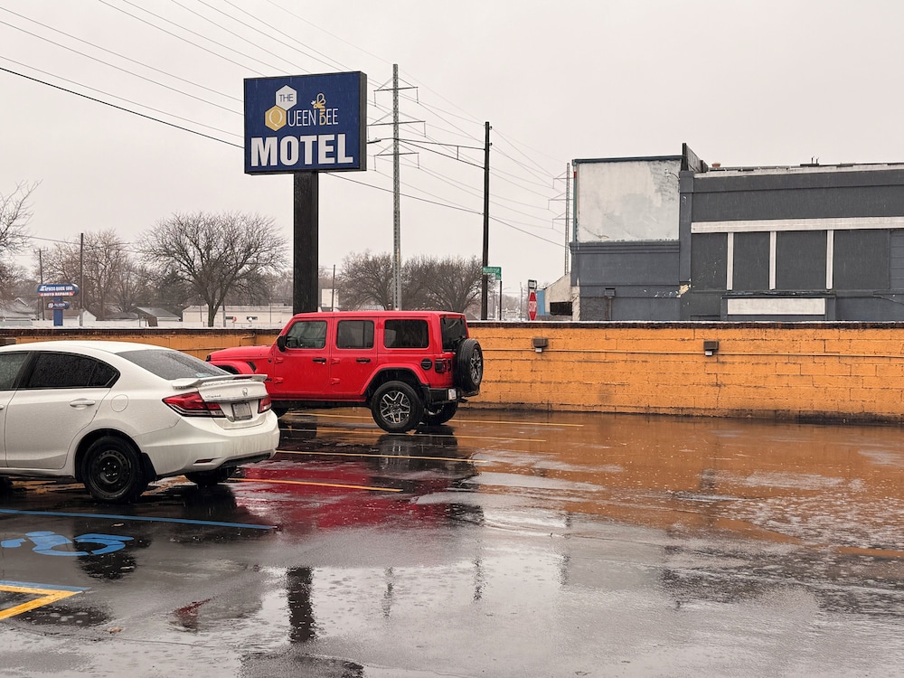 the queen b motel detroit warren