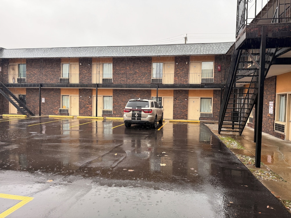 the queen b motel detroit warren