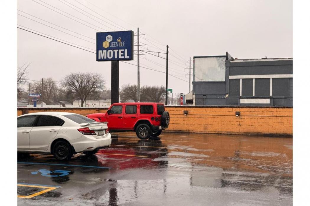 the queen b motel detroit warren