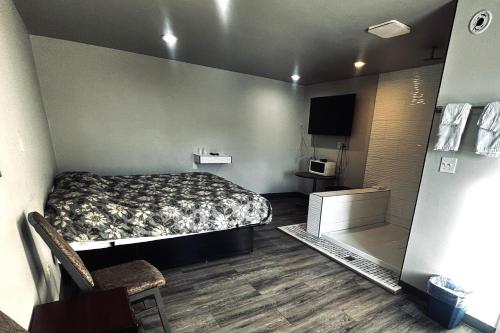 the queen b motel detroit warren