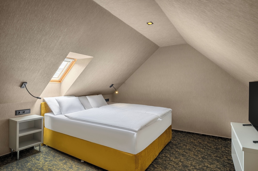 hotel allora
