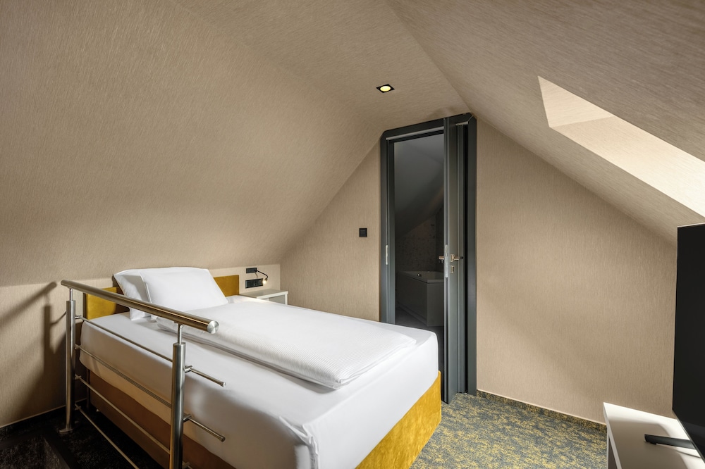hotel allora