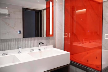 radisson red funes