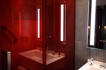 radisson red funes