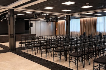 radisson red funes