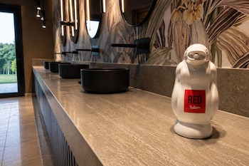 radisson red funes