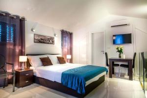 split oasis apartments