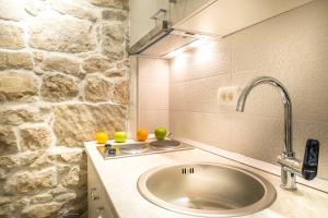 split oasis apartments