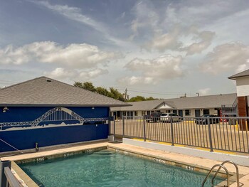 deluxe inn and suites corpus christi i 37