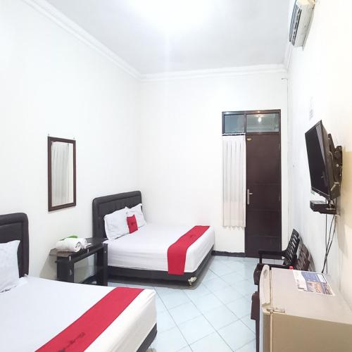 reddoorz syariah hotel pandan wangi near alun alun sidoarjo